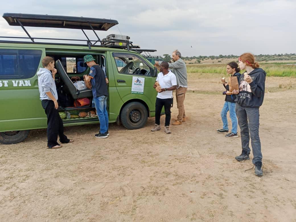 4×4 Safari Van (Pop-Up Roof) — Best for Groups & Photographers
