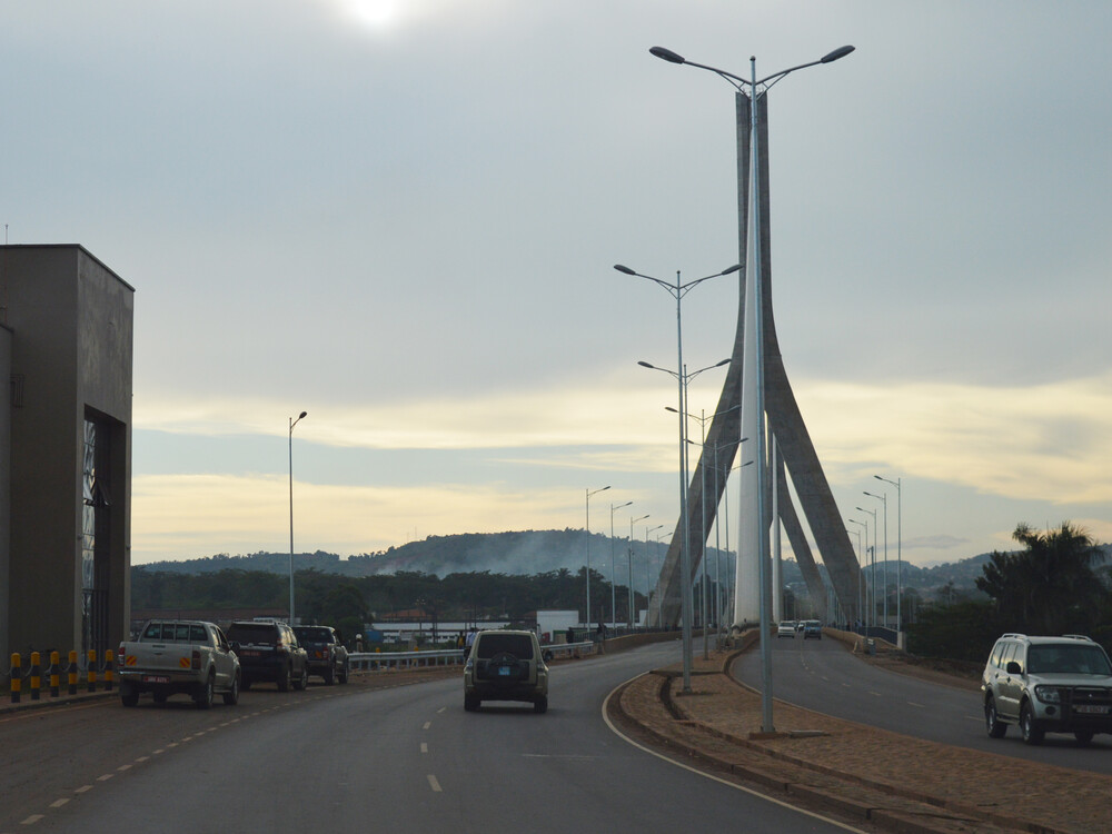 Accessibility is an important factor in any Uganda vs Rwanda Safari. Rwanda is easier to navigate, with shorter distances and well-maintained roads. Travelers arriving at Kigali International Airport can reach Volcanoes National Park in just a few hours, making the journey efficient and less tiring.