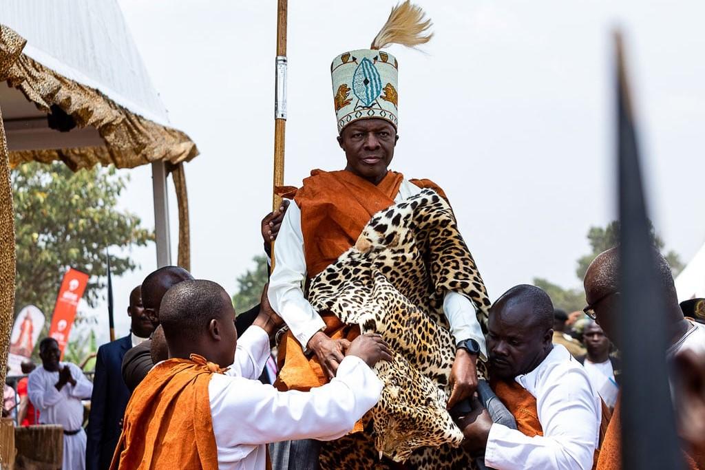 Uganda’s cultural identity is deeply rooted in its traditional kingdoms, many of which still play an important role in modern society. Visiting these heritage sites is a key component of Cultural Experiences in Uganda Safaris.
