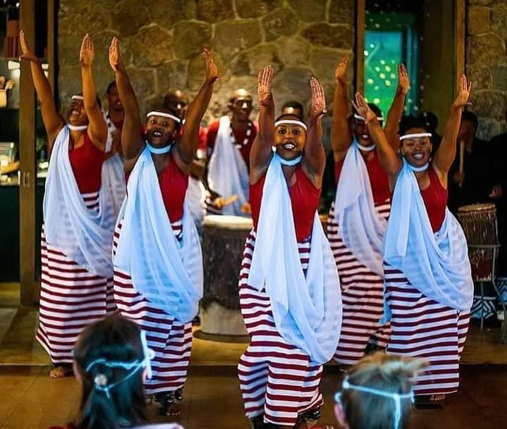 A defining feature of Rwanda Cultural Villages & Experiences is the strong emphasis on performance, rhythm, and storytelling, which serve as the foundation of cultural expression in Rwandan society.
