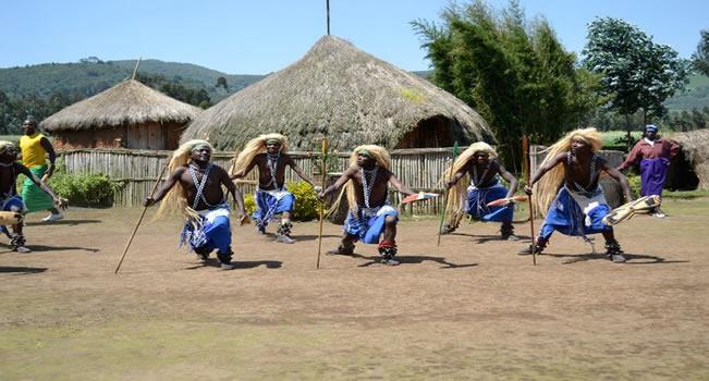 Rwanda Cultural Villages & Experiences offer travelers a unique opportunity to connect with the heart and soul of Rwanda beyond its landscapes and wildlife. While the country is globally known for gorilla trekking, its cultural richness provides equally powerful and memorable encounters.
