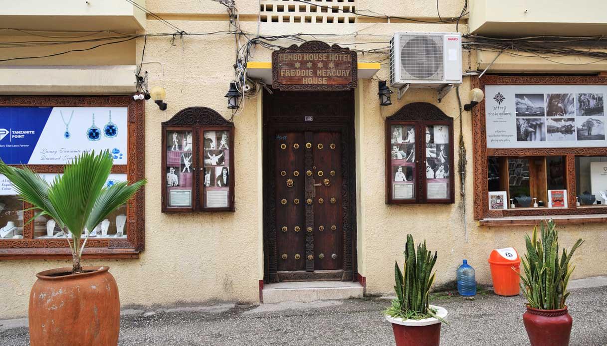 Zanzibar is often celebrated for its white-sand coastline and turquoise waters, but there is a deeper story waiting to be discovered. Zanzibar Beyond Beaches reveals a rich cultural landscape shaped by centuries of trade, migration, and tradition. For travelers seeking more than relaxation, this island offers an immersive experience filled with history, flavor, music, and authentic human connection. Exploring Zanzibar Beyond Beaches allows you to see a different side of this iconic destination—one that lingers long after your journey ends.